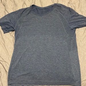 Lululemon Large T-Shirt. Worn few times. Excellent condition